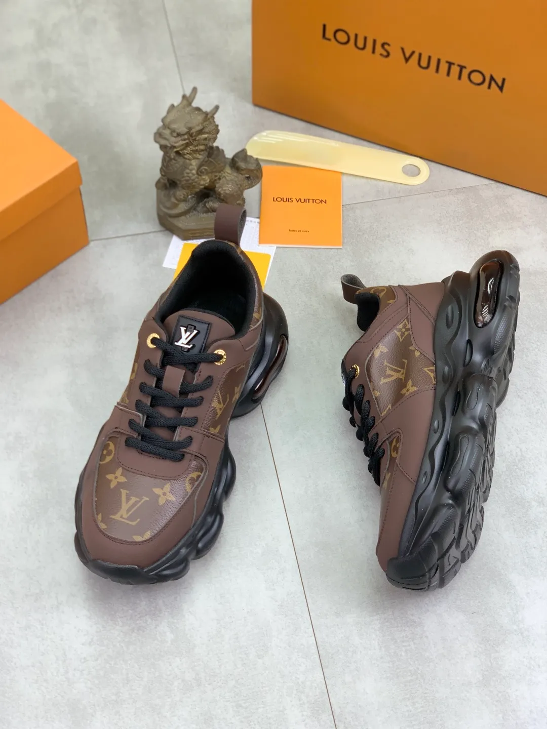 Men's men's shoes💰P440💰[New model]🆘[Louis Vuitton] LV official website latest model🎁casual and fashionable men's shoes👟hot style💥simple and elegant style, exclusive for trendy men. Unique official website latest brand elements👑original decoration, fashionable and generous, the fabric is made of original calfskin➕comfortable and breathable mesh lining➕pig skin lining ✅The official website specifies wear-resistant casual outsole, the classic model is taken in real life🎬Color: 5️⃣colors available😍Number of codes: 38-44 (45 46 customized)